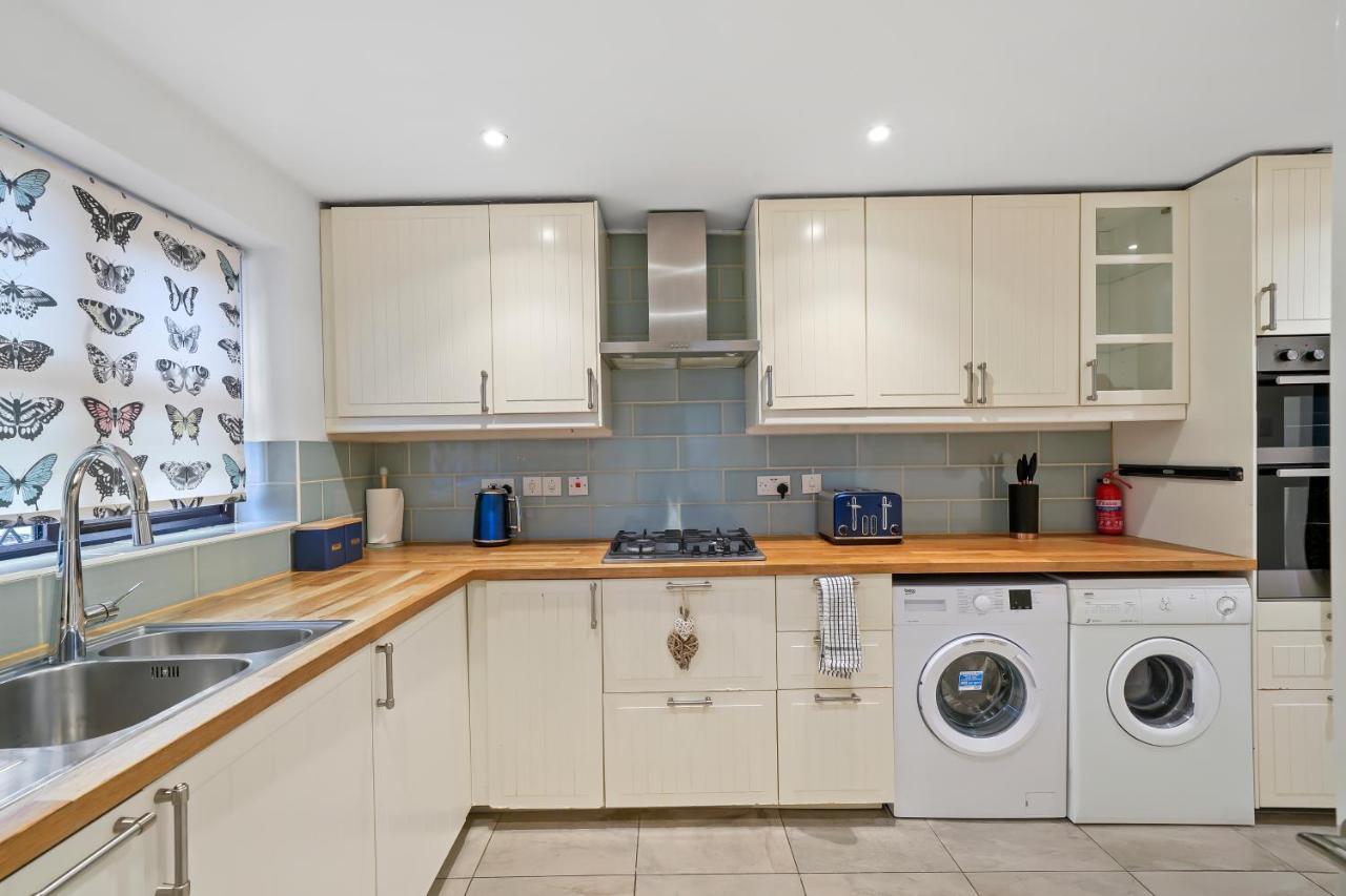 Beautiful 5 Bedroom House In Stone, Aylesbury, Free Parking Stone  Exteriér fotografie